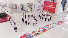百米长卷绘党史 “红领巾”代表用画笔展现光辉